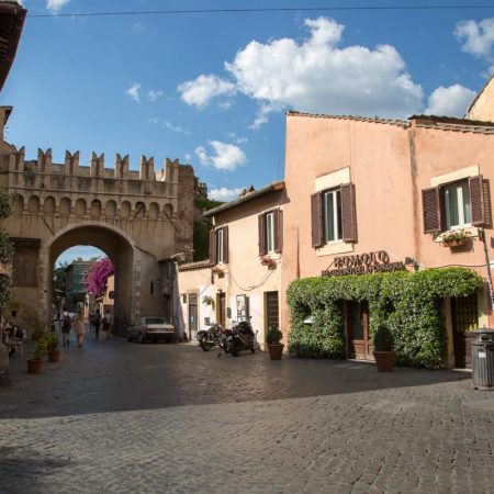 Italy, Rome - Porta Settimiana -Aurelian walls (00:00:49)