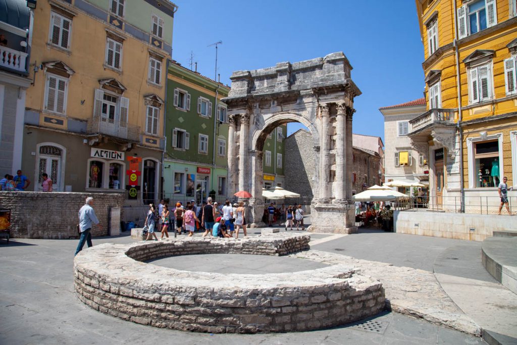 Pula, Roman Arch -Sergii High-Quality Images & Videos The MCA Collection