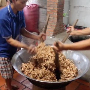 Vietnam, traditional work – Preparing Rice crackers High-Quality Images & Videos The MCA Collection