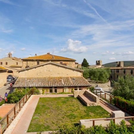 Italy, Monteriggioni - Medieval city (00:02:26)