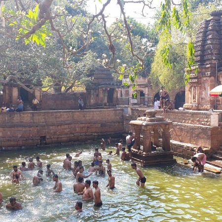 India, Karnataka - Badami - Chikka mahakuteshwara temple (00:01:57)