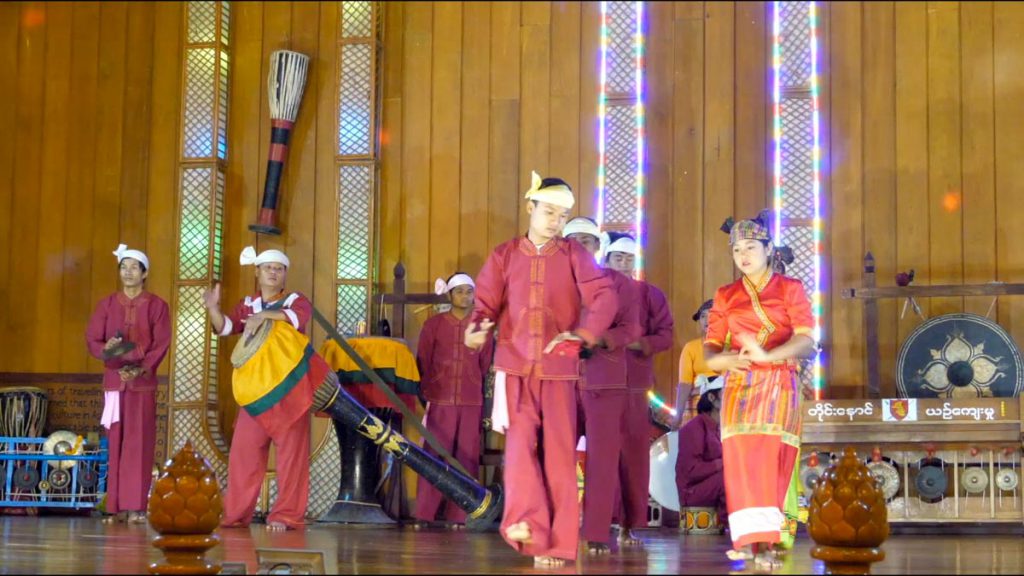 Myanmar, Bagan – traditional – Burmese Folkl Shan men and women new year dance High-Quality Images & Videos The MCA Collection