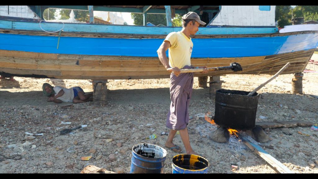 Myanmar, Mingun – traditional – Sealing a boat with tar High-Quality Images & Videos The MCA Collection