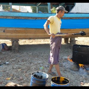 Myanmar, Mingun – traditional – Sealing a boat with tar High-Quality Images & Videos The MCA Collection