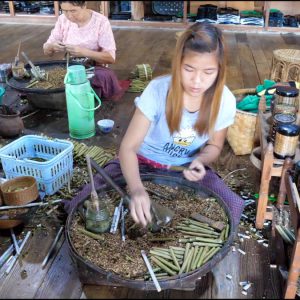 Myanmar, traditional – Inle Lake – Sigarette making High-Quality Images & Videos The MCA Collection