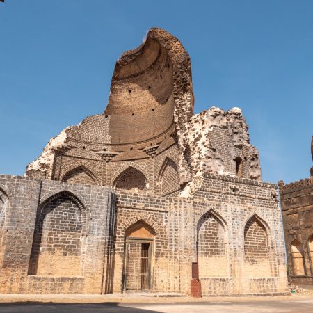 India, Karnataka, Bidar – Ashtur – Mausoleum of Sultan Nizam Shah (00:00:46) India, Karnataka, Bidar - Ashtur - Mausoleum of Sultan Nizam Shah (00:00:46)