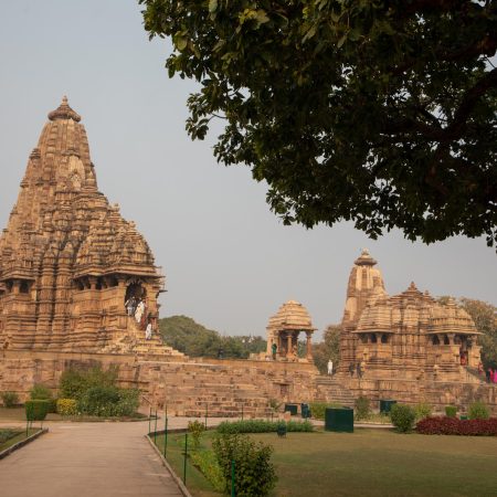 India, Madhya Pradesh - Khajuraho - Kandariya Mahadeva Temple (00:05:21)