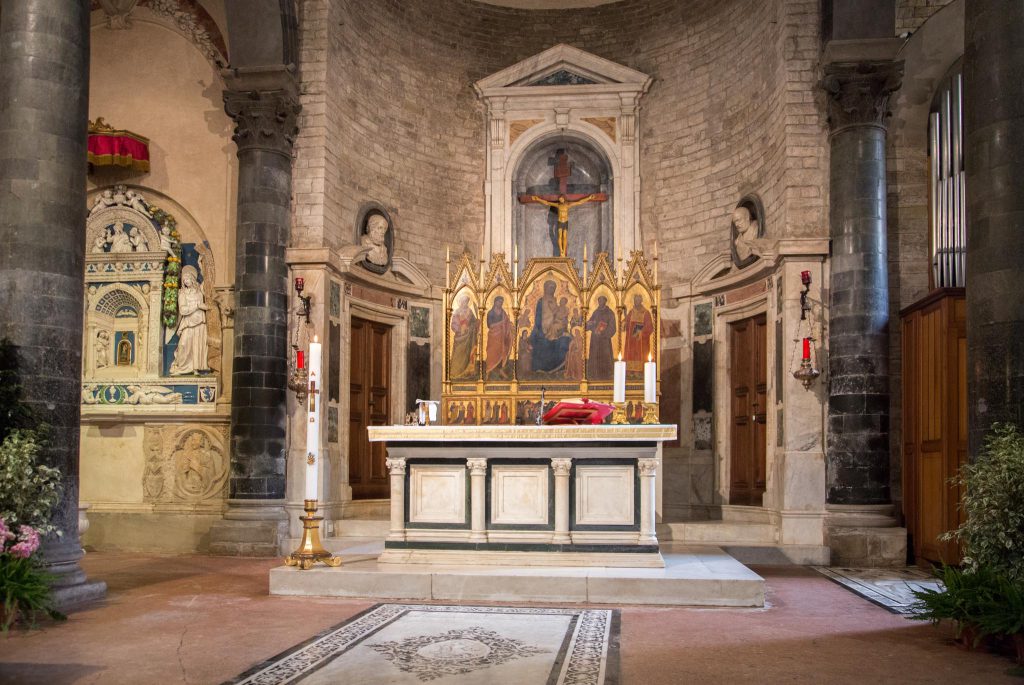 Italy, Florence – Borgo Santi Apostoli church – altar High-Quality Images & Videos The MCA Collection