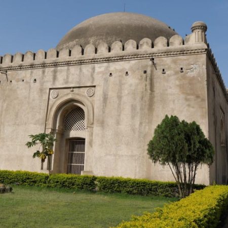India, Karnataka, Gulbarga(Kalaburagi) – Mausoleum of Daud Shah India, Karnataka, Gulbarga(Kalaburagi) - Mausoleum of Daud Shah