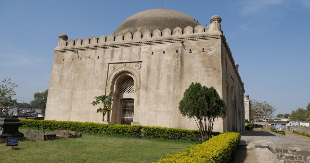 India, Karnataka, Gulbarga(Kalaburagi) – Mausoleum of Daud Shah High-Quality Images & Videos The MCA Collection